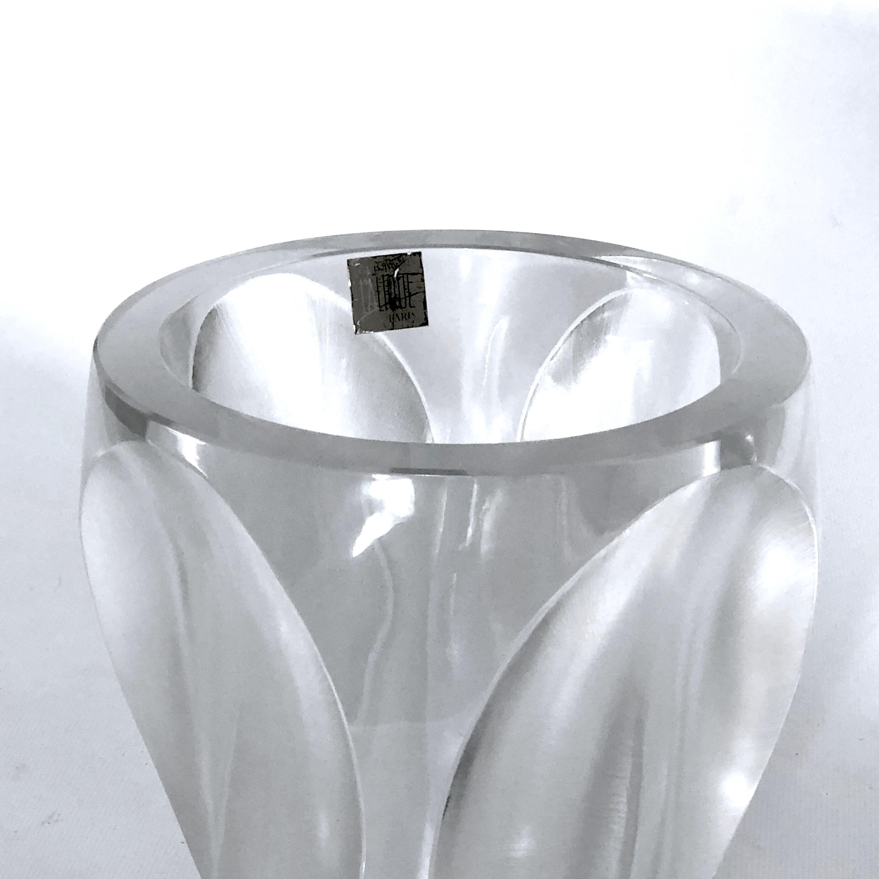 Lalique, Poliertes und mattiertes Kristallglas Modell Ingrid aus den 60er Jahren (20. Jahrhundert) im Angebot