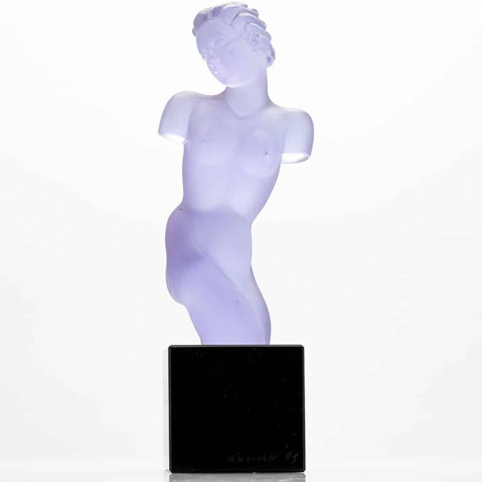 L'A Marosto di Lalique è uno splendido esempio di eleganza Art Deco. Realizzato in cristallo viola smerigliato, raffigura un busto di figura femminile. La morbida tonalità lavanda e la finitura satinata conferiscono a questa scultura una presenza