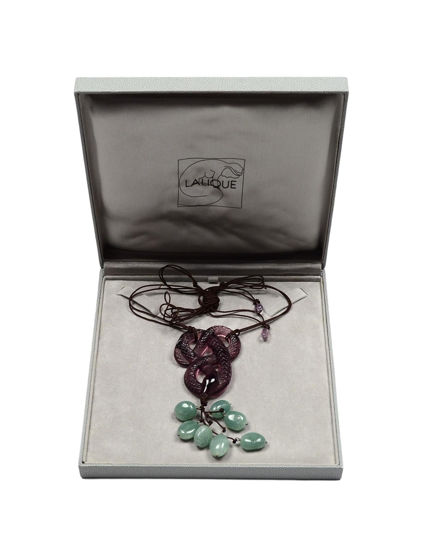 Lalique Purple Crystal Serpent Snake Rope Halskette mit grünem Aventurin 

Farbe: Braun:: lila:: grün
Materialien: Kristall:: Seil:: Aventurin 
Markenzeichen: Auf der Rückseite der Schlange - 