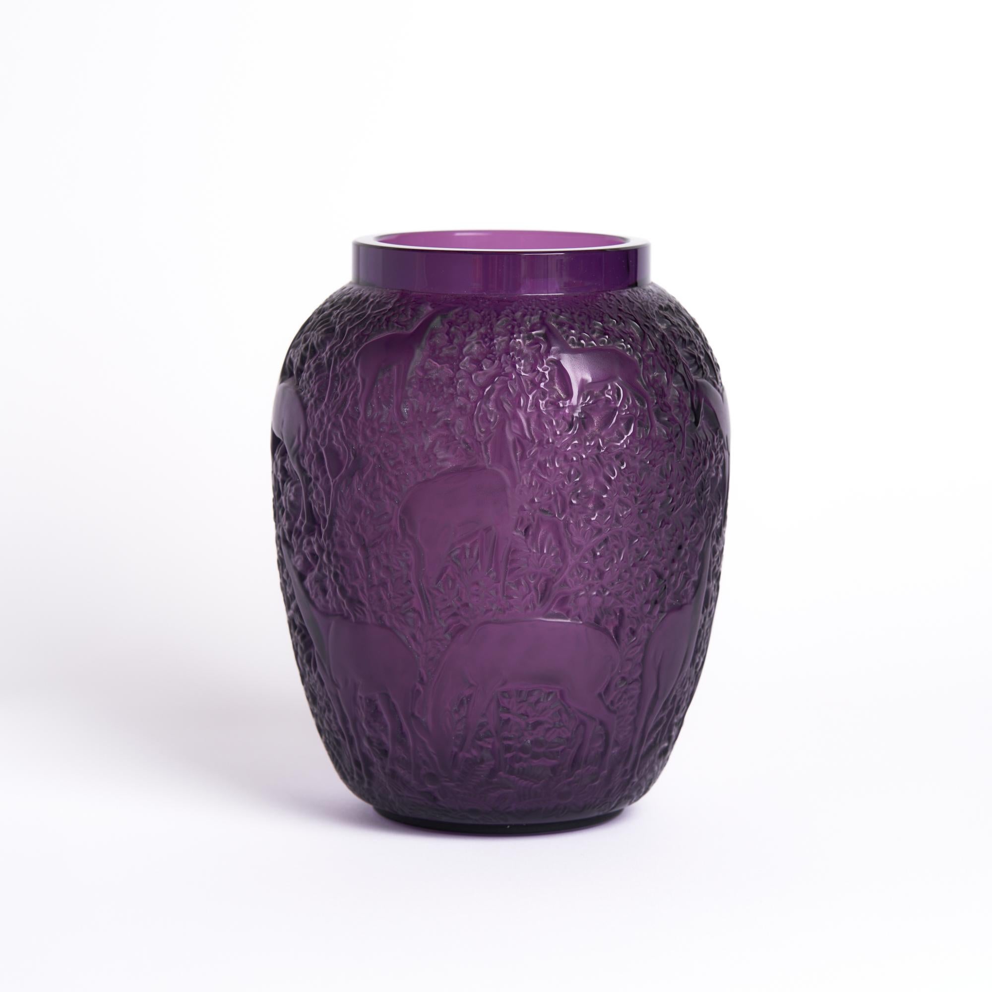 Moderne Vase à biches en verre violet Lalique en vente