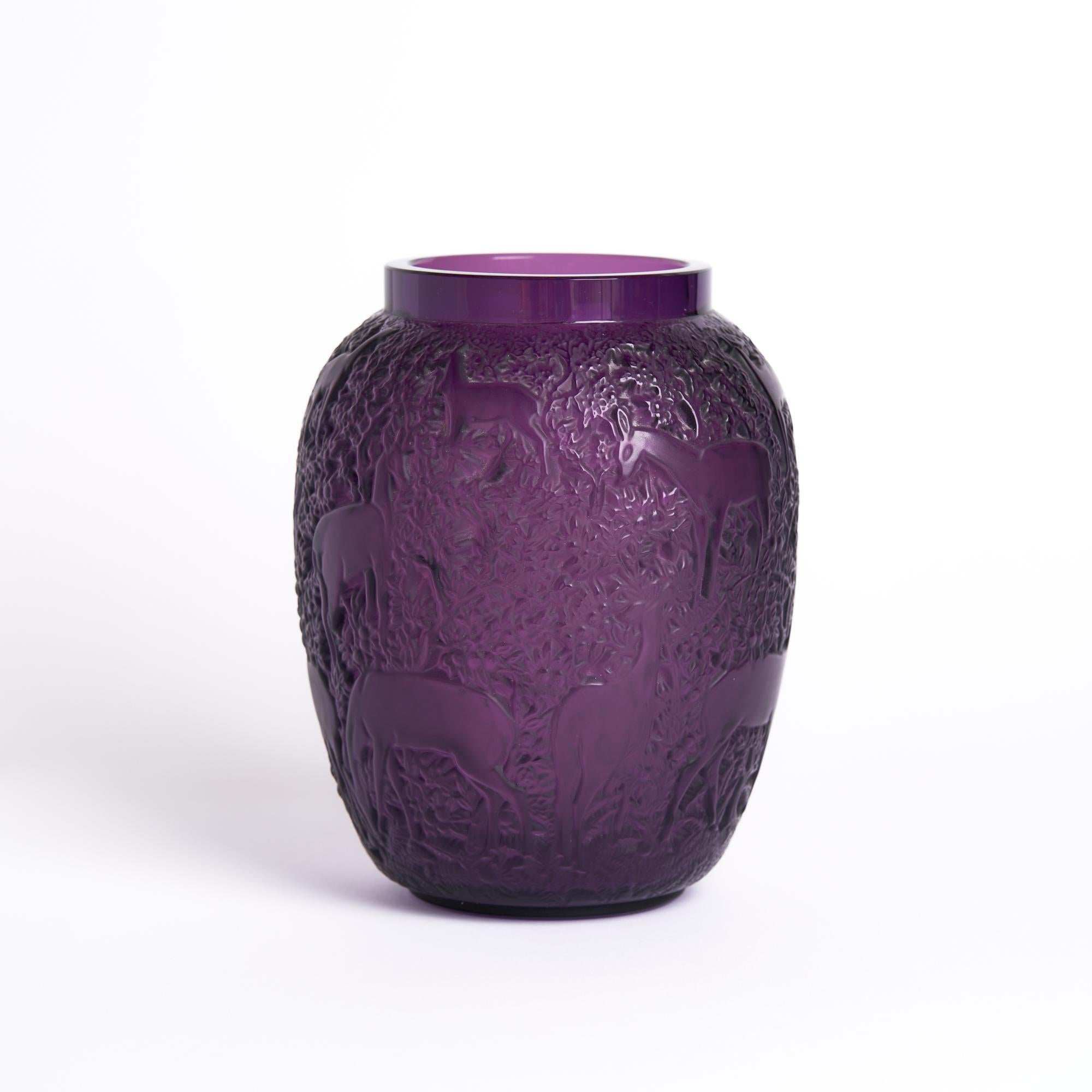 Français Vase à biches en verre violet Lalique en vente