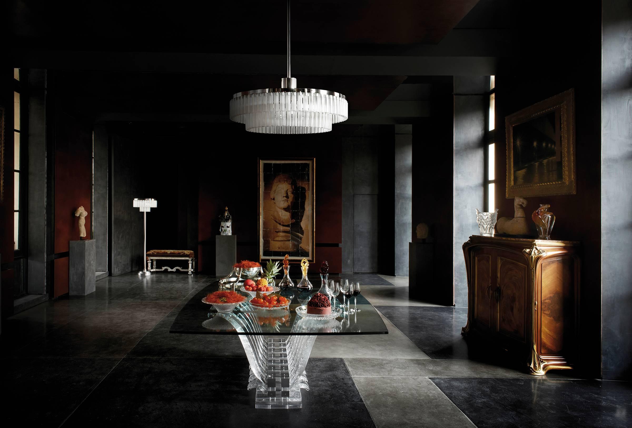 Conçue en 1951, la table Cactus s'intègre parfaitement aux espaces de décoration intérieure les plus créatifs : un cristal sublime dans une magnificence prolifique. Les tourbillons de cristal suivent le rythme de la lumière, noyant l'œil dans ses