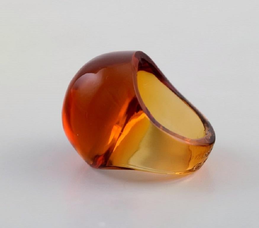 Lalique ring in amber-coloured art glass. 1980s.
Diameter: 17 mm.
US size: 6.5.
In excellent condition.
Signed.
Original box included.