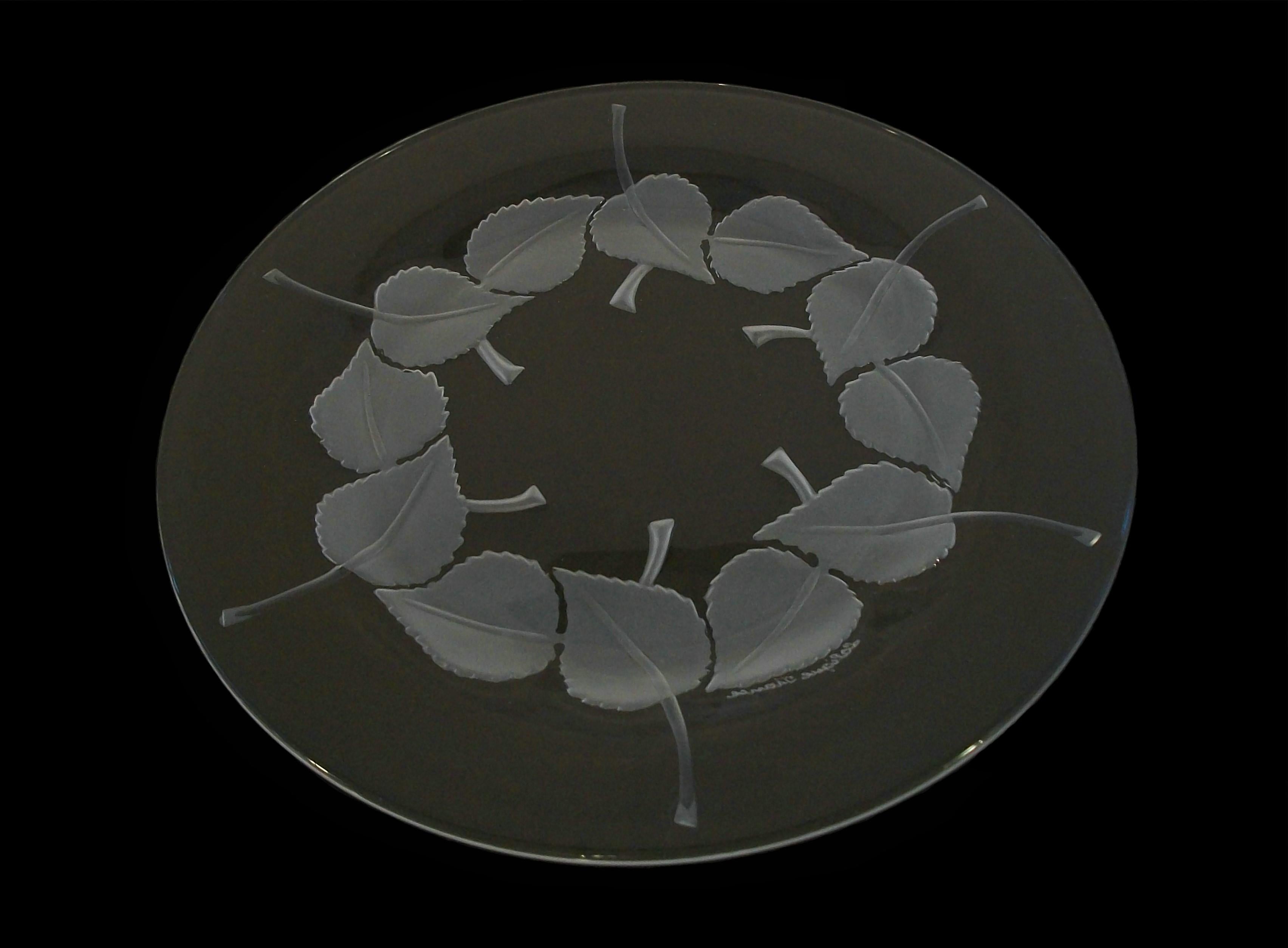 LALIQUE - 'Rolleboise' - Vintage Art Deco style luxury crystal plate - featuring a striking frosted finish to the molded leaves from the back - contrasting clear polished finish to the front - etched signature on the base - France - late 20th