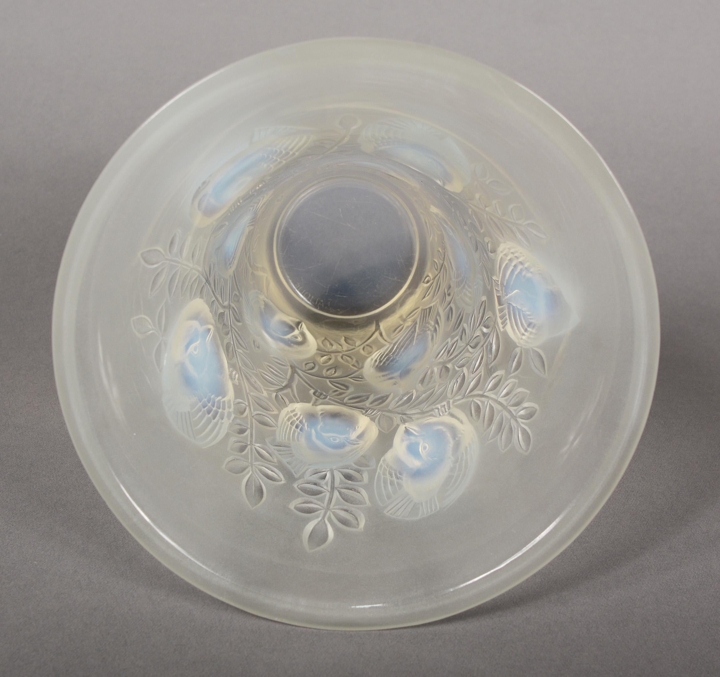 Metà XX secolo Vaso opalescente Saint Francois di Lalique in vendita
