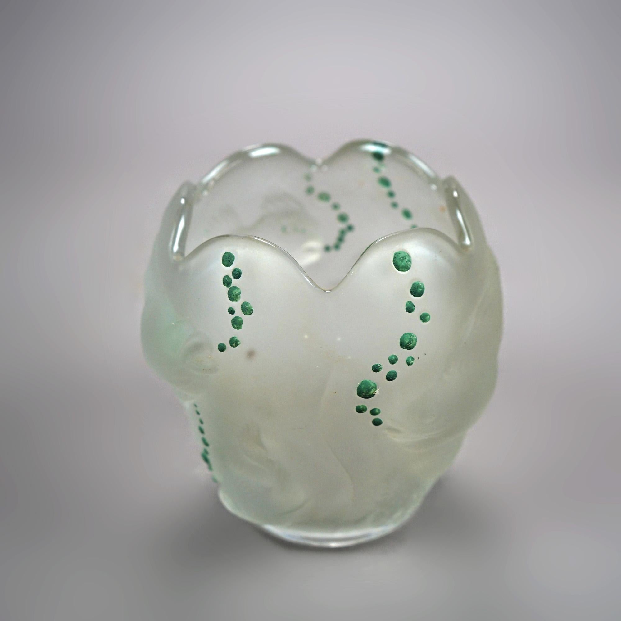 Un vase figuré à la manière de Lalique offre en relief une scène sous-marine avec des poissons et des bulles en émail appliqué, non signé, 20e siècle.

Mesures- 6,25''H x 6,25''W x 6,25''D.