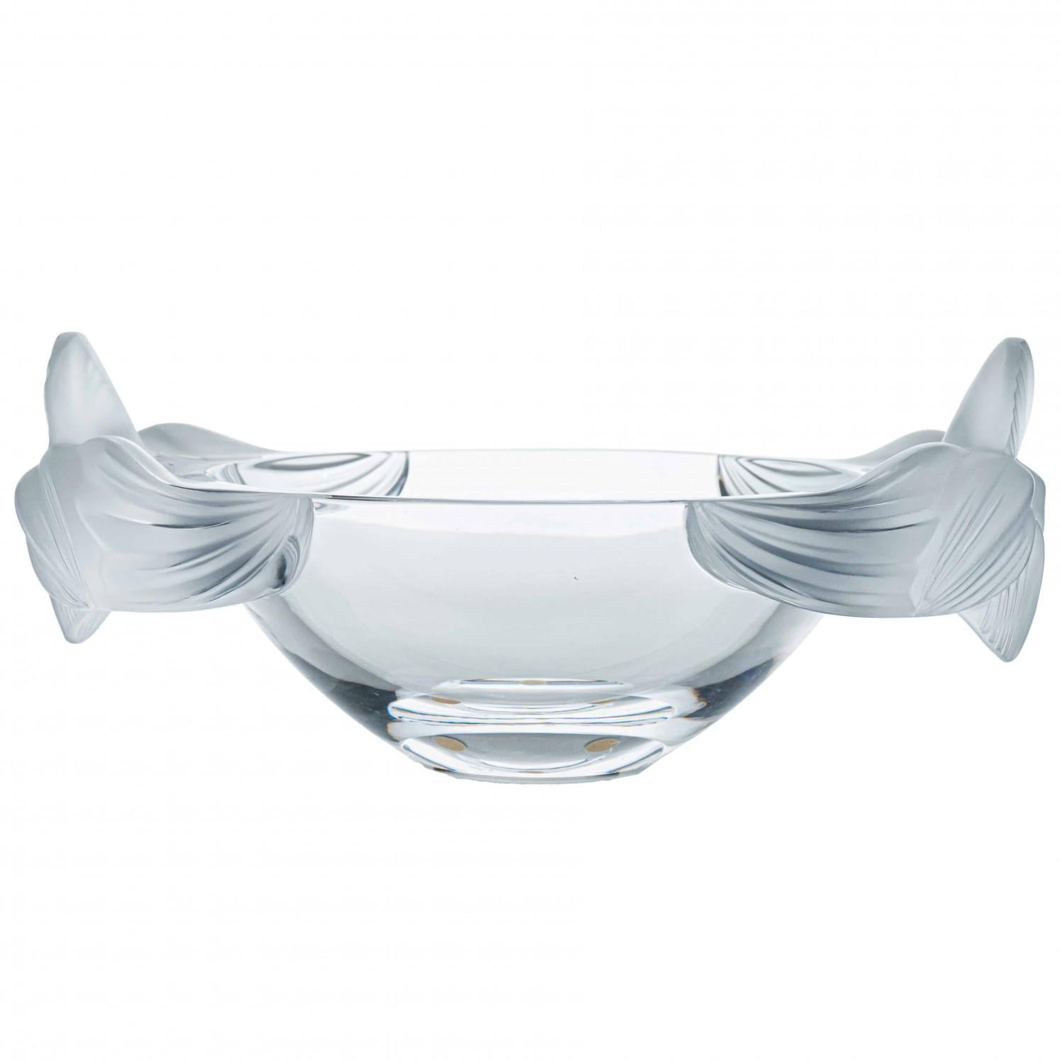 Lusso al massimo, ciotola di cristallo di alta gamma realizzata e firmata da Lalique.  Questo raro centrotavola Lalique è ornato da orchidee su ogni estremità. Questa ciotola da centrotavola di forma ovale ha un'eleganza sobria.

In ottime