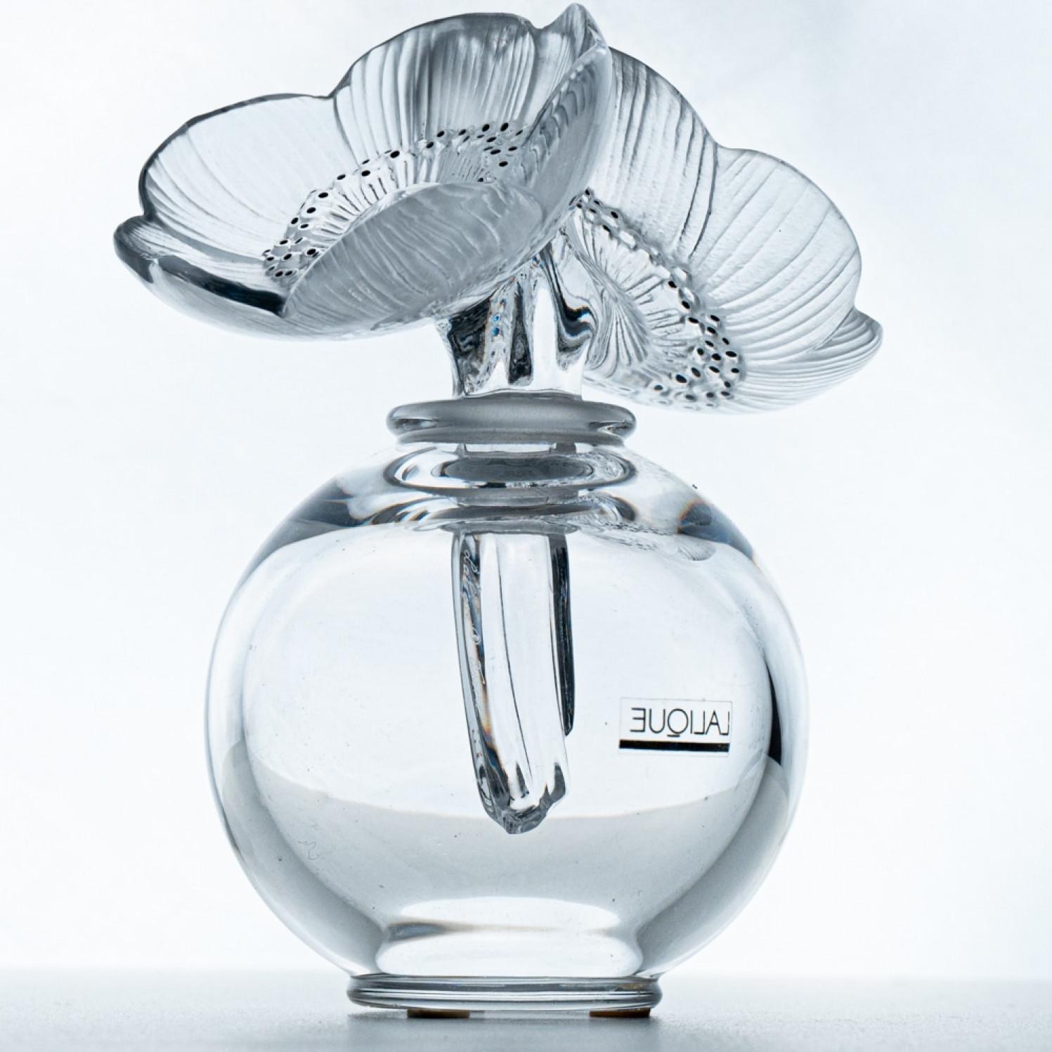 Luxus vom Feinsten, dieser hochwertige, von Lalique gefertigte und signierte Flakon aus Kristallanemonen.  Das ursprünglich von Marc Lalique entworfene Stück hat die Form von zwei Anemonen auf einem Parfümflakon.

Diese schöne Flasche sieht auf