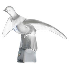 Sculpture en cristal dépoli signée Lalique, colombe en vol, France