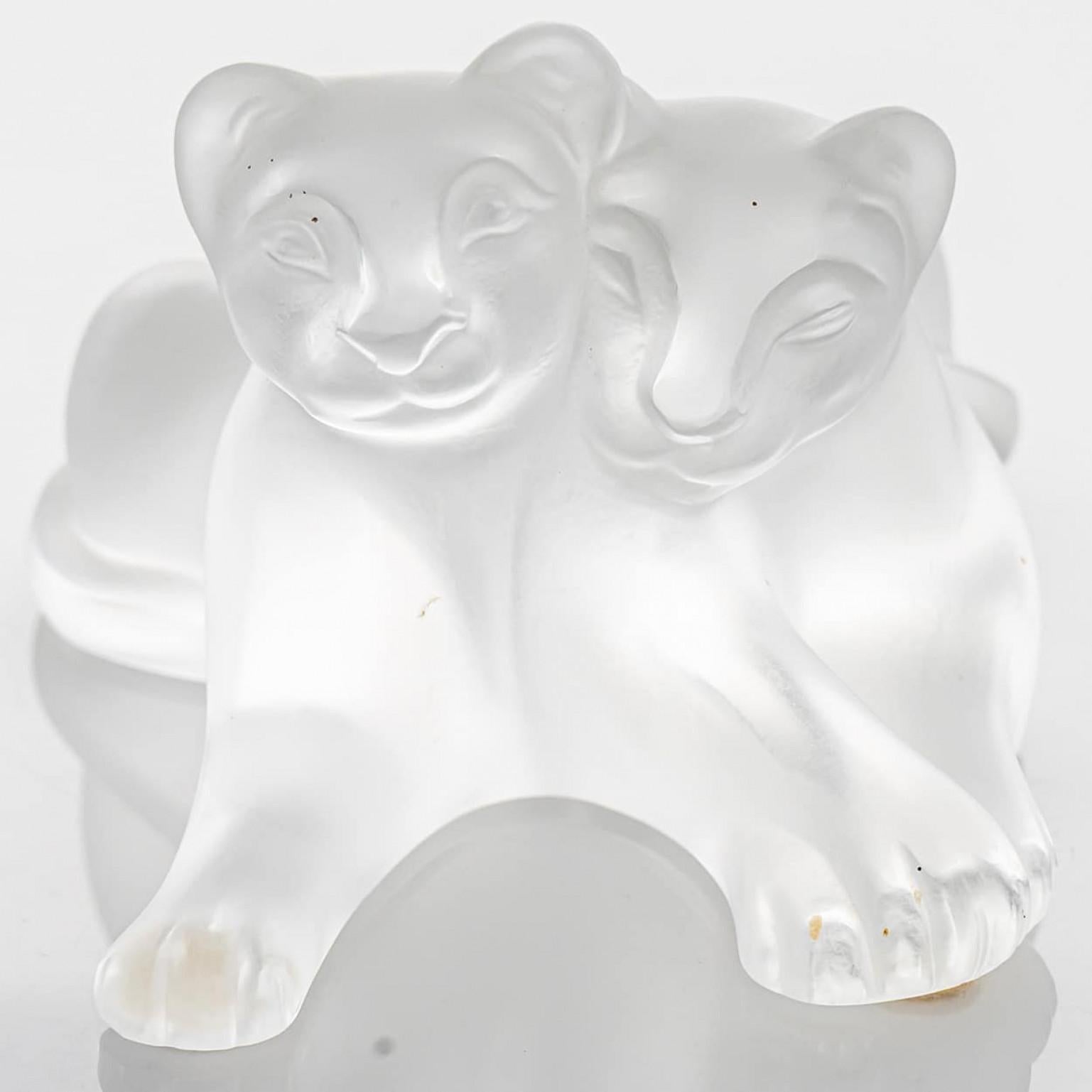 Il lusso al suo massimo, un oggetto da collezione realizzato da Lalique in Francia. Questi leoni in cristallo smerigliato sono prodotti da Lalique.

Il Lalique Simba è una bellissima scultura in cristallo che raffigura due leoni seduti l'uno accanto