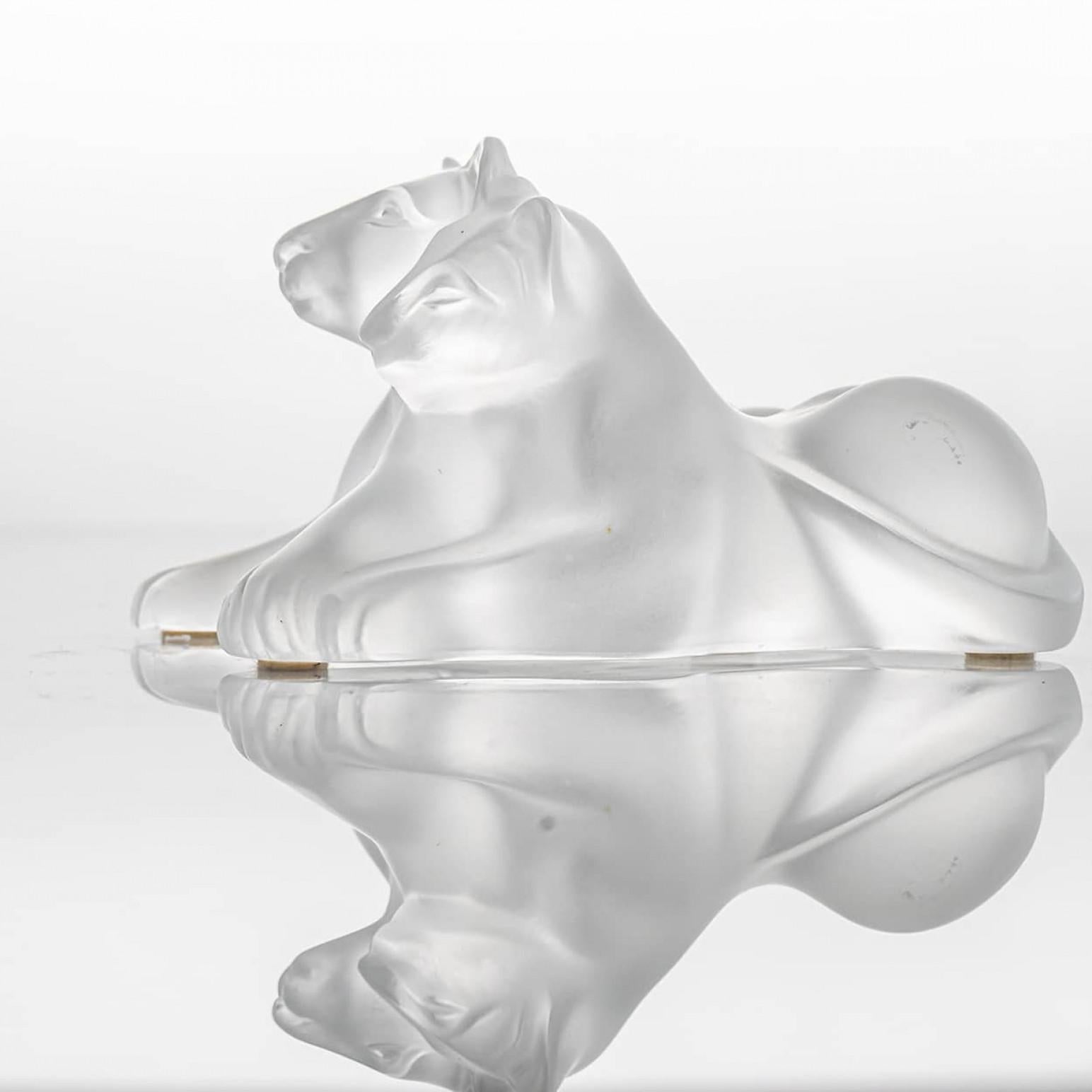 Altro Scultura di cuccioli di leone in cristallo smerigliato firmata Lalique, Francia in vendita