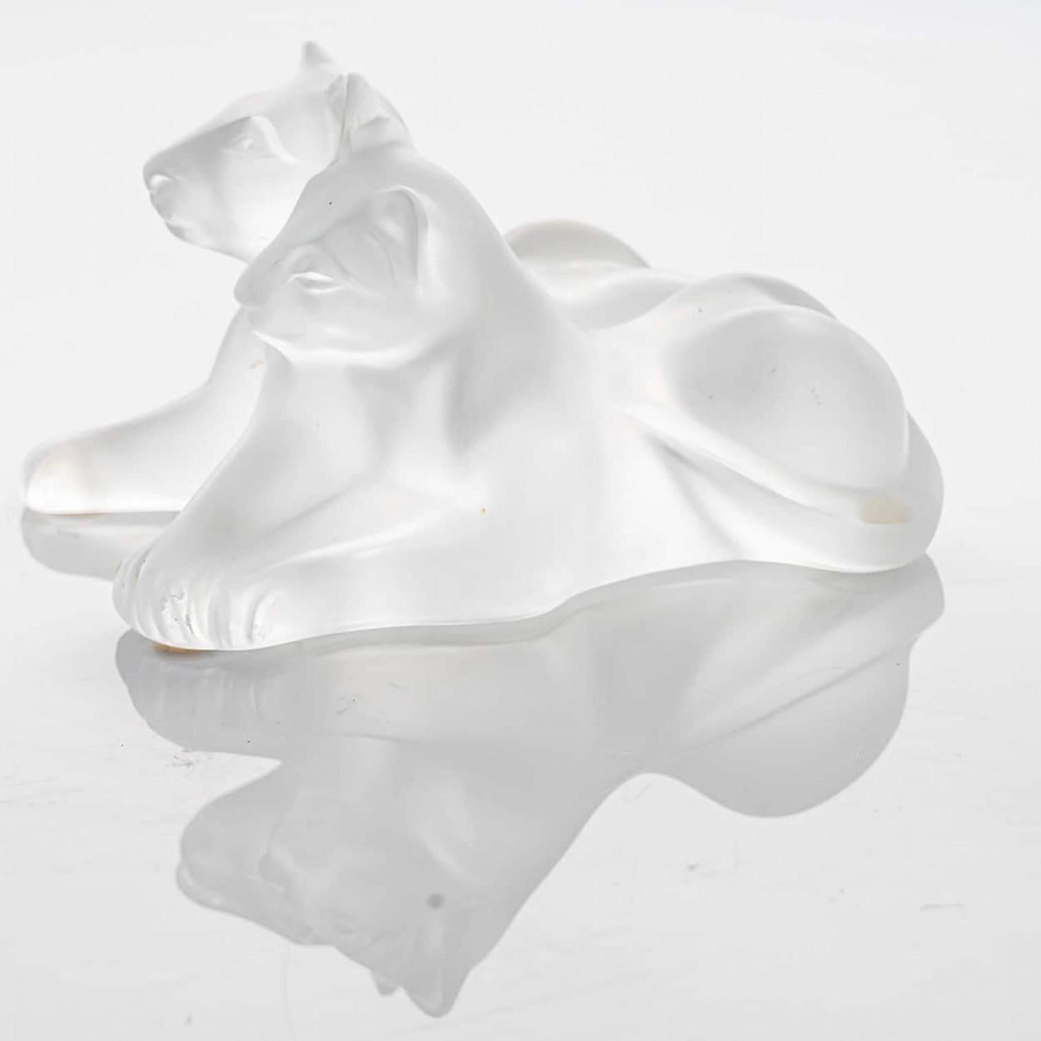 Metà XX secolo Scultura di cuccioli di leone in cristallo smerigliato firmata Lalique, Francia in vendita