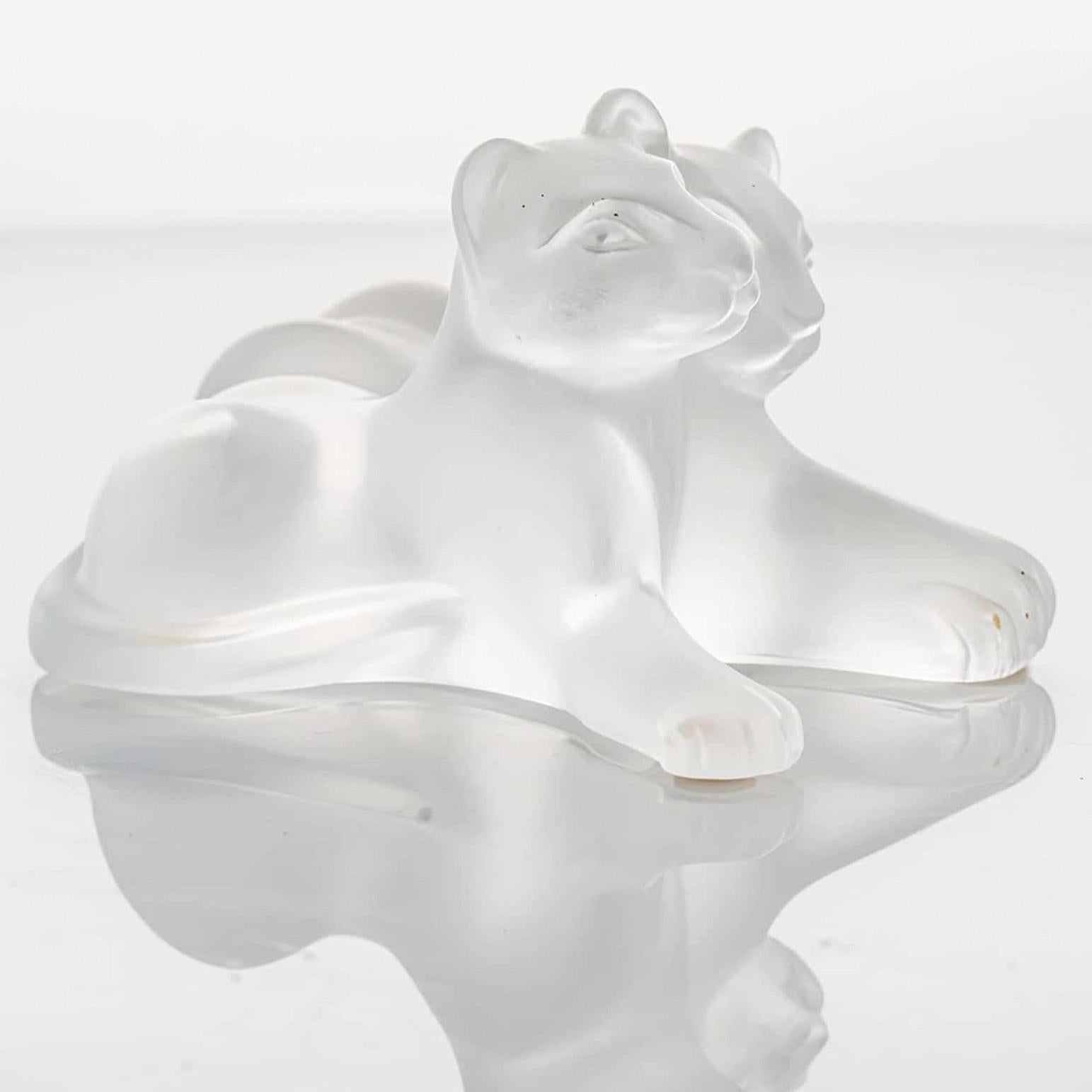 Cristallo Scultura di cuccioli di leone in cristallo smerigliato firmata Lalique, Francia in vendita