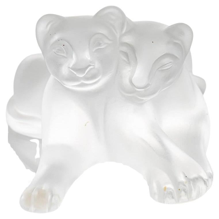 Scultura di cuccioli di leone in cristallo smerigliato firmata Lalique, Francia