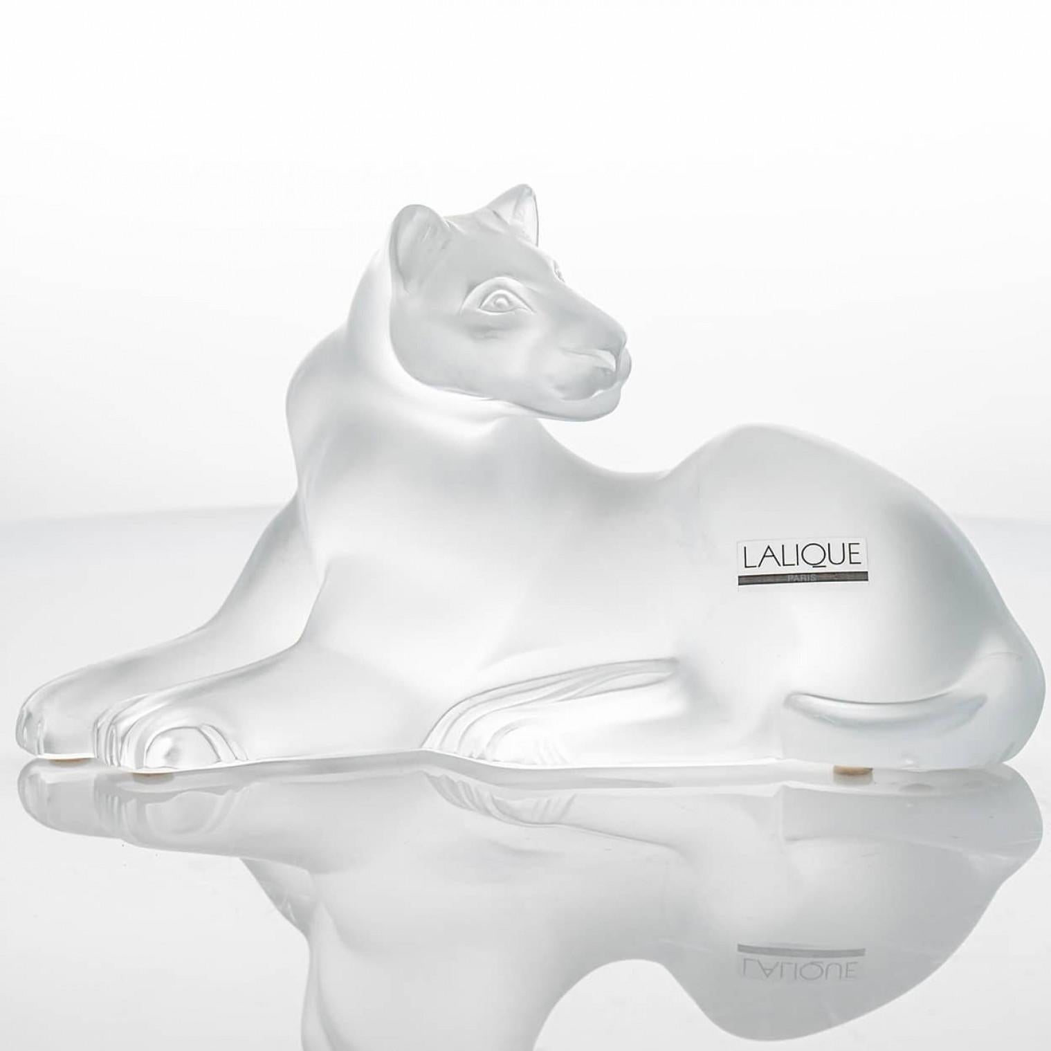 Metà XX secolo Lalique Signed Frosted Crystal Lion Sculpture, France in vendita