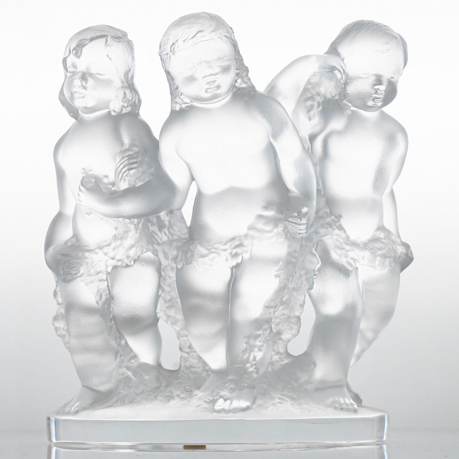 Il lusso al suo massimo, un oggetto da collezione realizzato da Lalique in Francia. Questo pezzo di alta gamma è realizzato da Lalique.

Il Lalique Luxembourg è una radiosa scultura in cristallo di bambini verdi realizzata in vetro smerigliato.