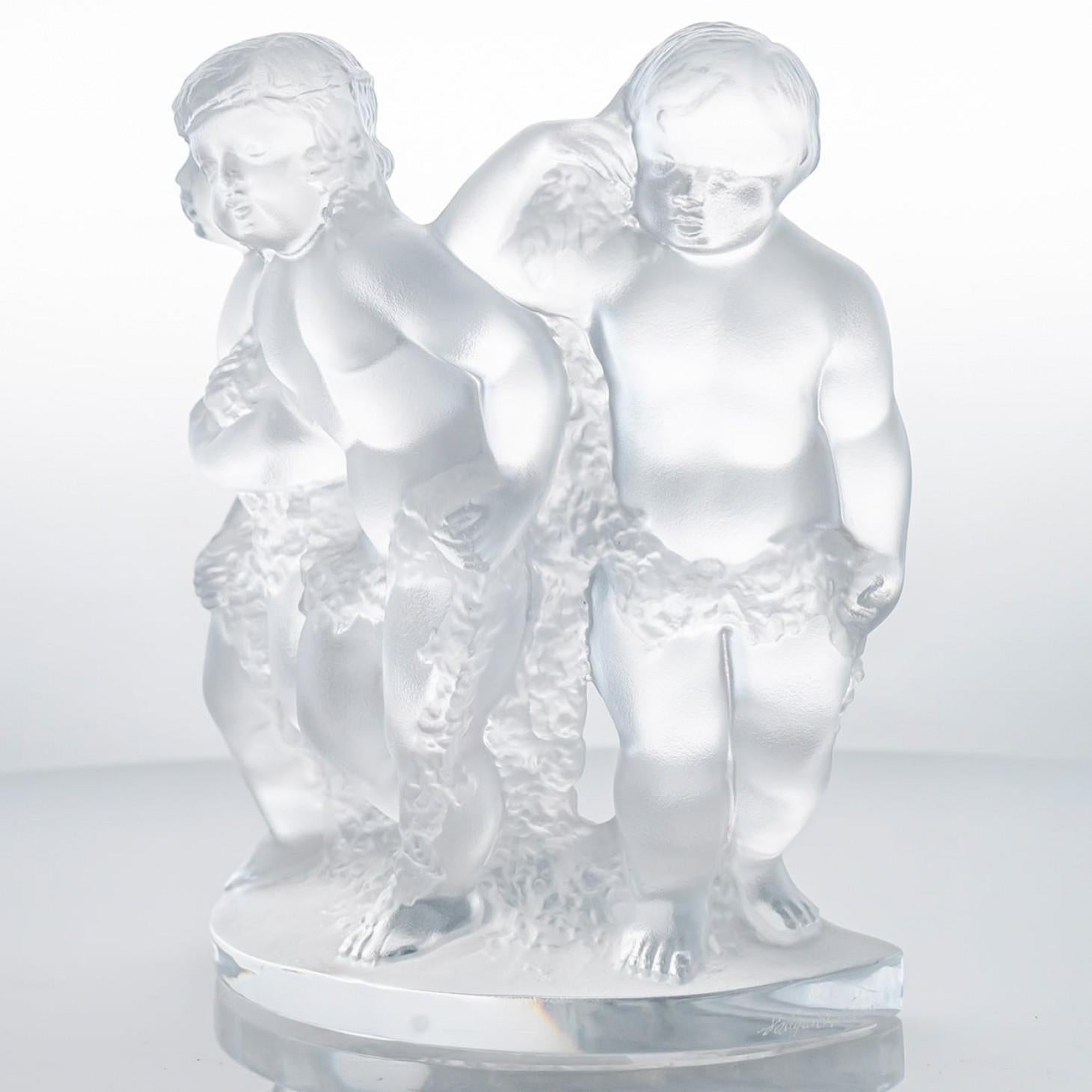 Metà XX secolo Scultura in cristallo smerigliato firmata Lalique Luxembourg 3 Children, Francia in vendita