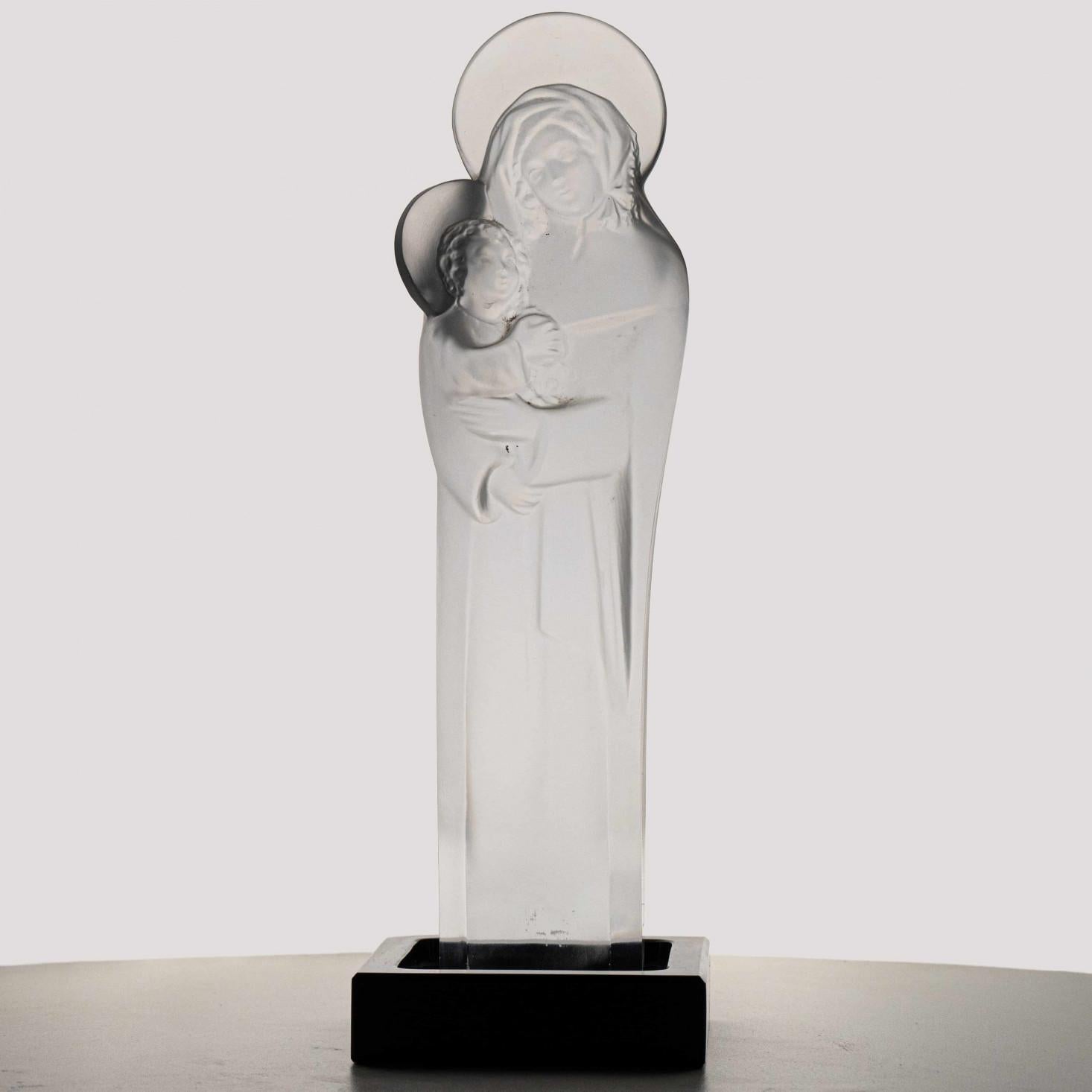 Lujo en estado puro, magnífica virgen de cristal con niño con acabado satinado.  Una pieza de coleccionista fabricada por Lalique en Francia entre 1930 y 1950. Esta pieza de alta gama está fabricada y firmada por Lalique.  Montada sobre una base