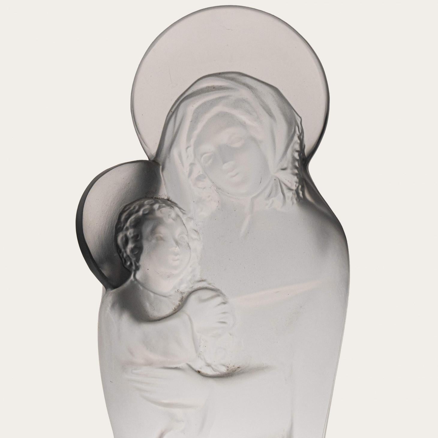 Francese Lalique Signed Virgin And Child, France, 1947 in vendita