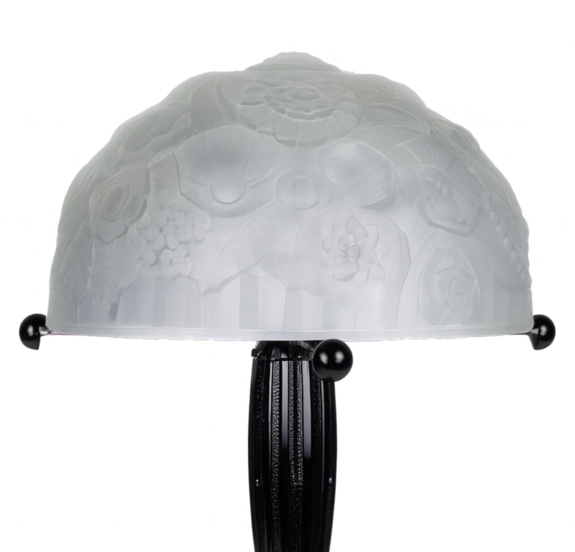 Lámpara de sobremesa de latón lacado negro estilo Art Déco de Lalique, años 20 Francés en venta