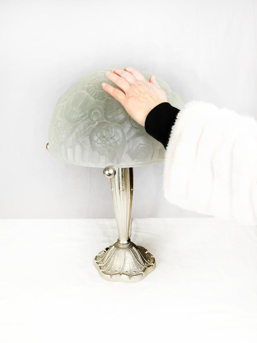 Lámpara de mesa de latón niquelado estilo Art Déco de Lalique, años 20 Art Decó en venta