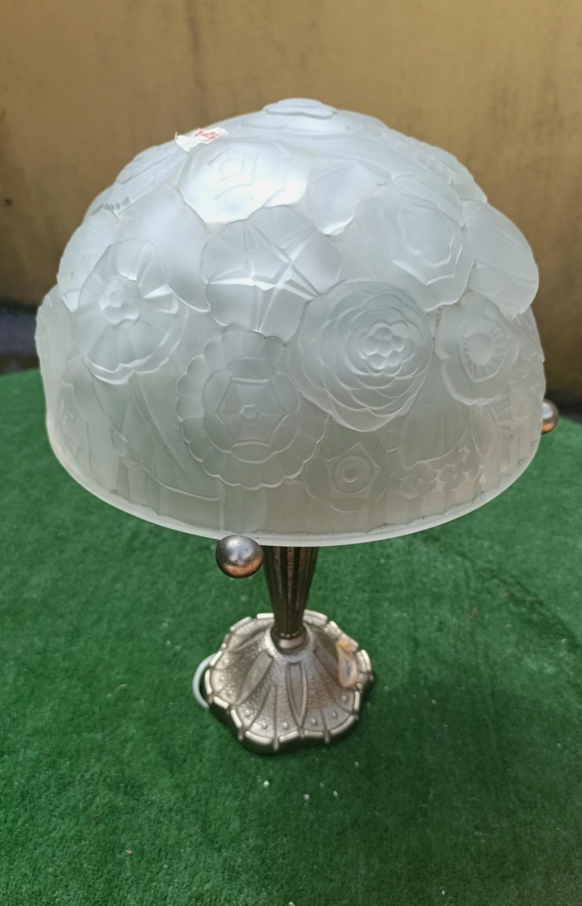 Lámpara de mesa de latón niquelado estilo Art Déco de Lalique, años 20 en venta 1