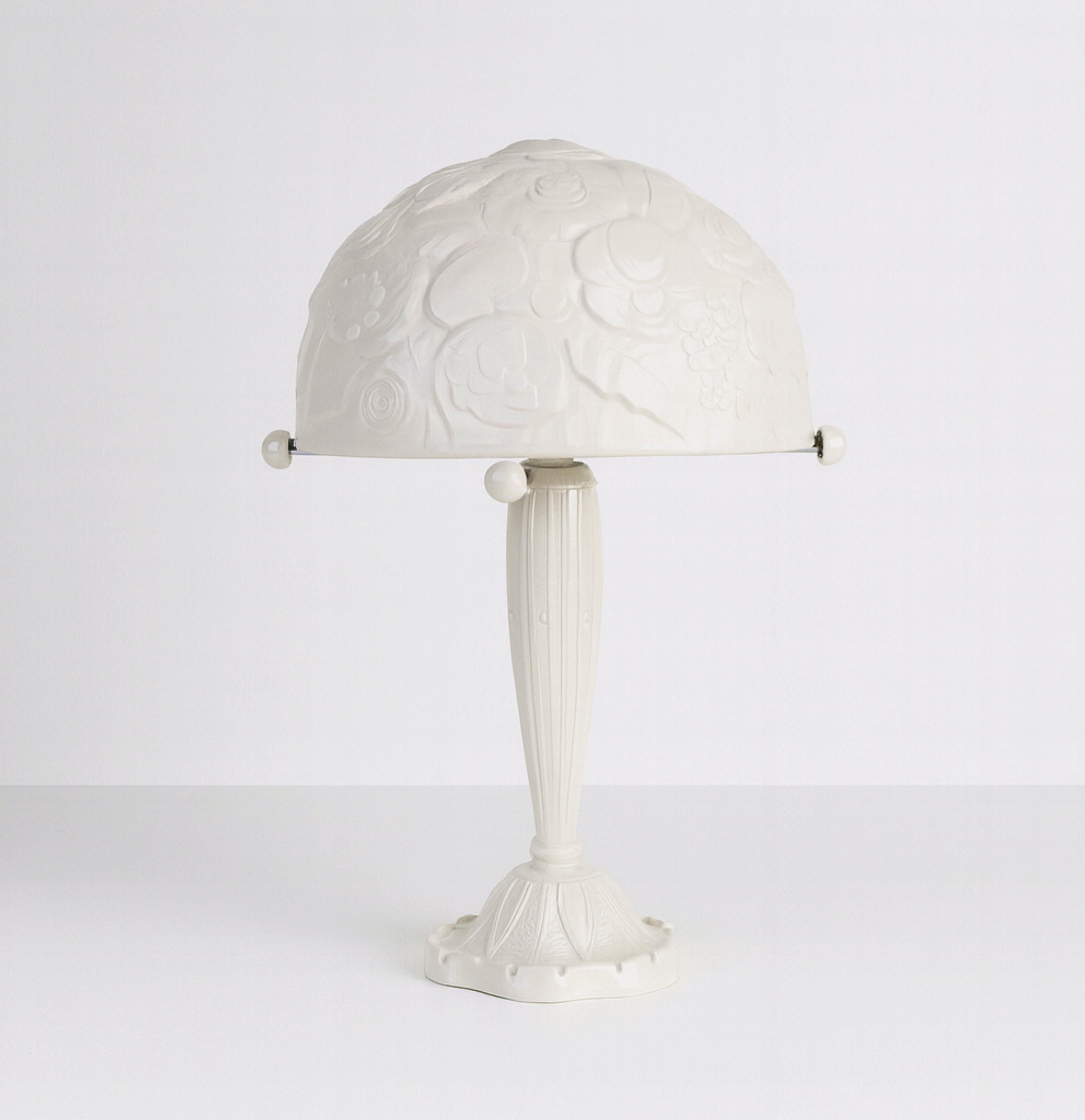 French Lalique style Art Deco Off White Lacquer Brass Table Lamp, 1920s For Sale