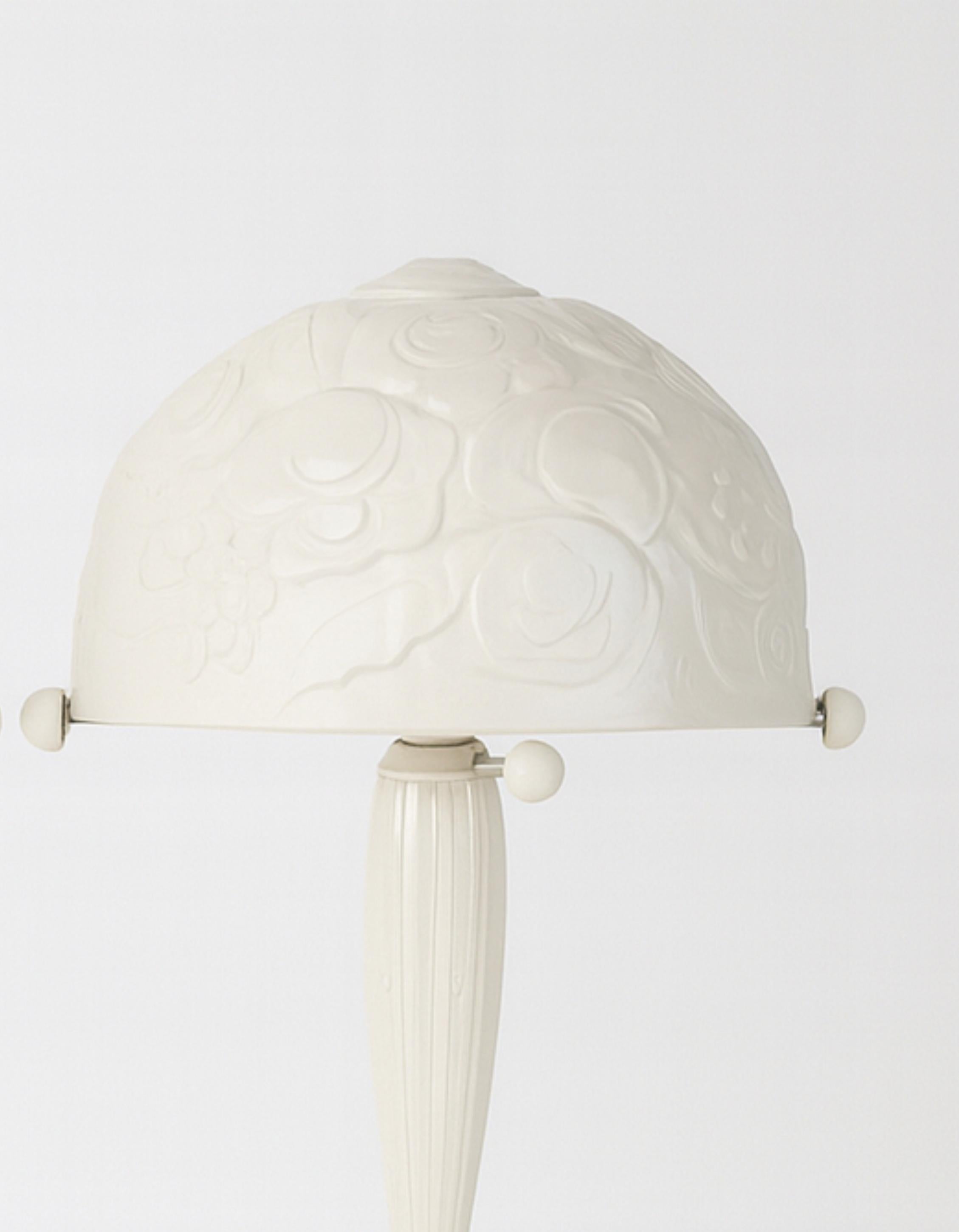 20th Century Lalique style Art Deco Off White Lacquer Brass Table Lamp, 1920s For Sale