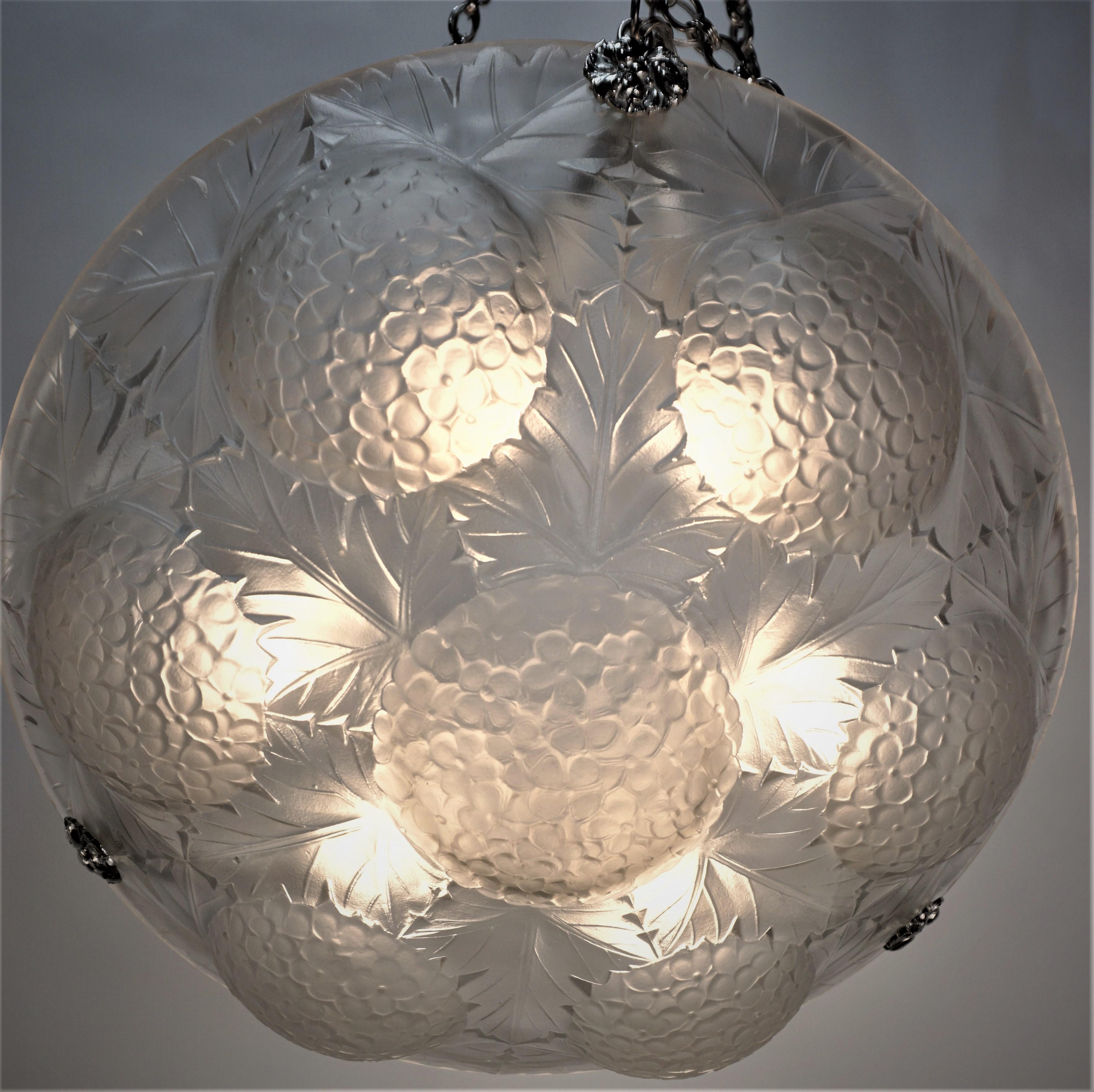 A fantastic large clear frost flora design Art Deco pendant chandelier.
Professionally rewired ready for in stallion has six lights, 60 watts max each.