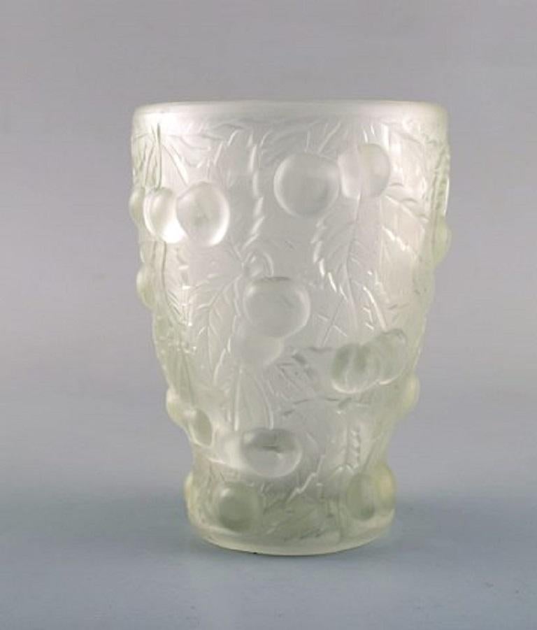 Lalique style art glass vase in clear glass with cherries in relief, 1930s-1940s.
Measures: 14 x 11 cm.
In perfect condition.