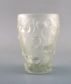Vase en verre d'art de style Lalique en verre transparent avec cerises en relief, années 1930-1940