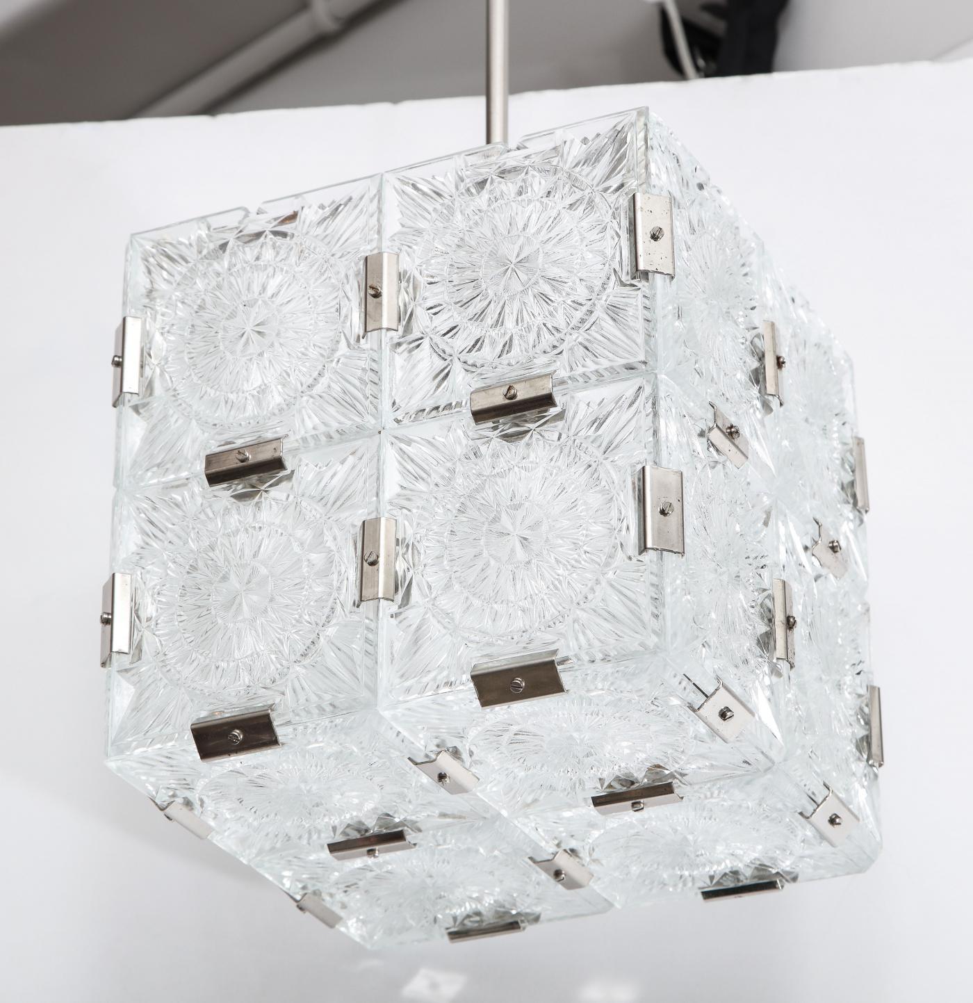 Lustre cubique Art déco en cristal pressé avec attaches en acier poli. La suspension a 1 douille, puissance maximale 125W. Recâblé pour une utilisation aux États-Unis.