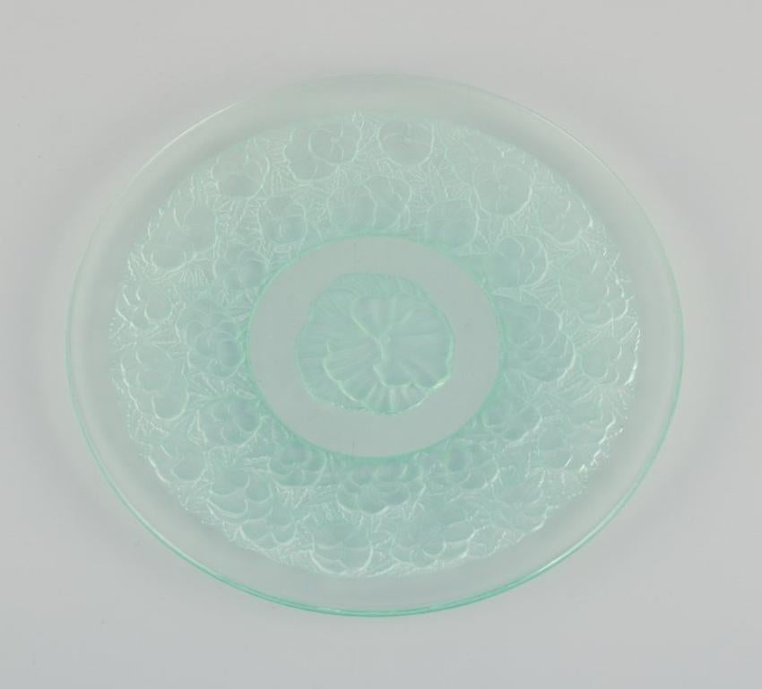 Lalique-style. A set of nine glass plates designed with flower motifs in green glass.
Mouth-blown glass.
1930/40s.
Perfect condition.
Dimensions: D 18.0 cm.