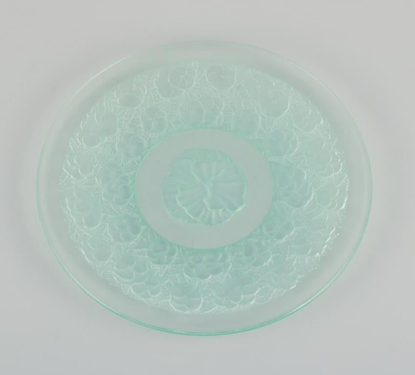 Al estilo de Lalique. Conjunto de nueve platos de cristal diseñados con motivos florales en cristal verde.
Vidrio soplado a boca.
1930/40s.
Perfecto estado.
Dimensiones: D 18,0 cm.