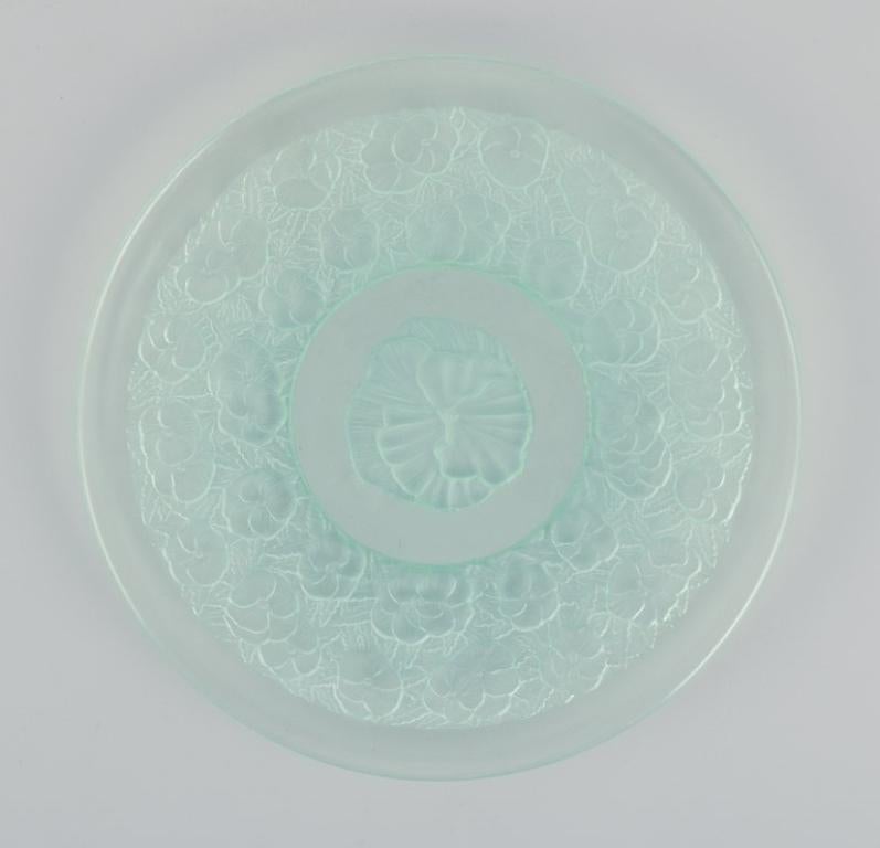 Al estilo de Lalique. Juego de nueve platos de cristal con motivos florales Francés en venta