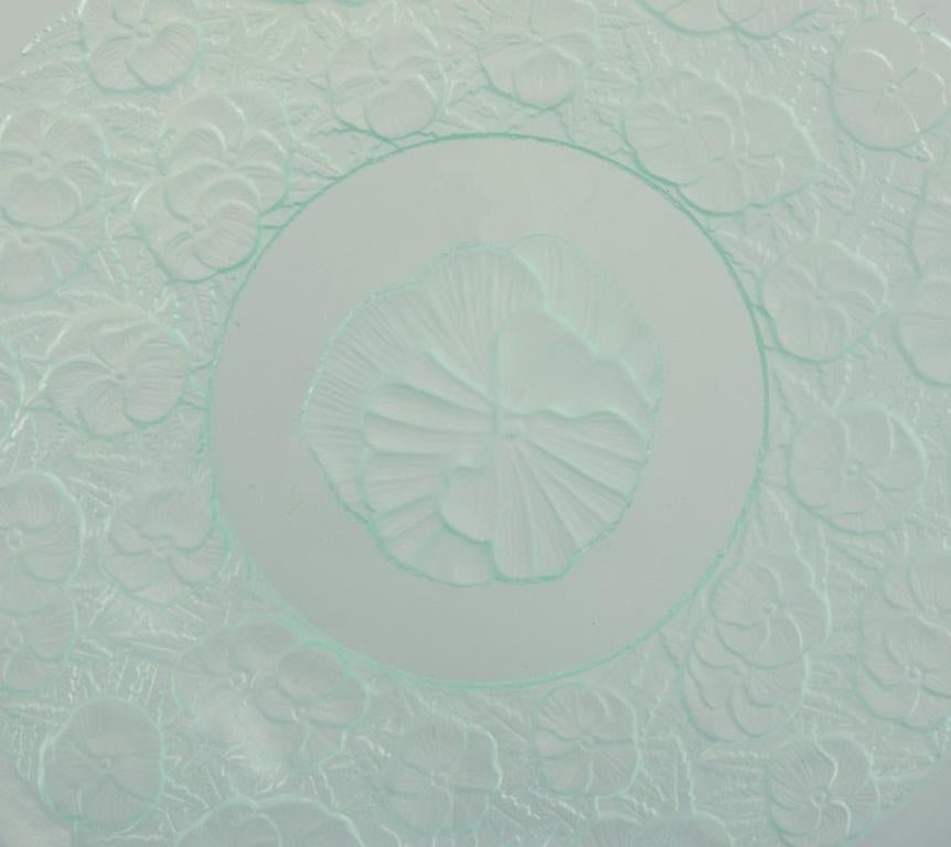 Al estilo de Lalique. Juego de nueve platos de cristal con motivos florales Pintado a mano en venta