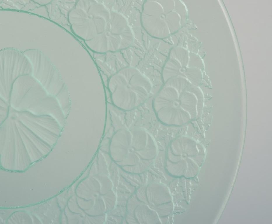 Lalique-style. Set of nine glass plates designed with flower motifs In Excellent Condition For Sale In Copenhagen, DK