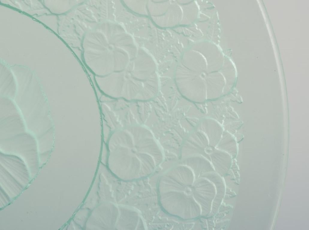 Al estilo de Lalique. Juego de nueve platos de cristal con motivos florales Vidrio en venta