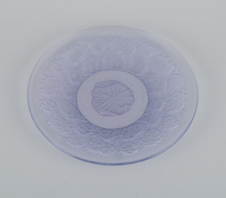 Lalique-style. A set of ten glass plates designed with flower motifs in purple glass.
Mouth-blown glass.
1930/40s.
Perfect condition.
Dimensions: D 18.0 cm.