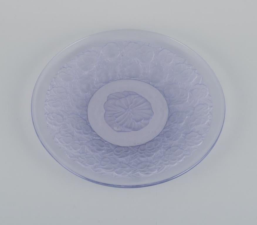 Stile Lalique. Un set di dieci piatti in vetro con motivi floreali in vetro viola.
Vetro soffiato a bocca.
1930/40s.
Condizioni perfette.
Dimensioni: D. A. 18,0 cm.