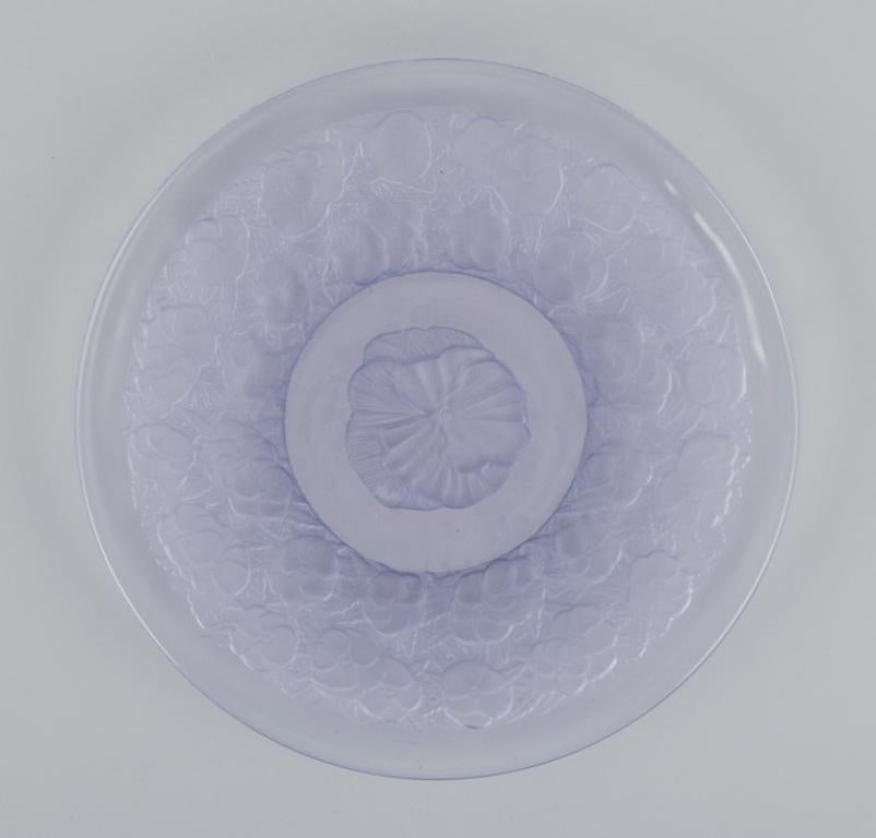 French Lalique-style. Set of ten plates designed with flower motifs in purple glass For Sale
