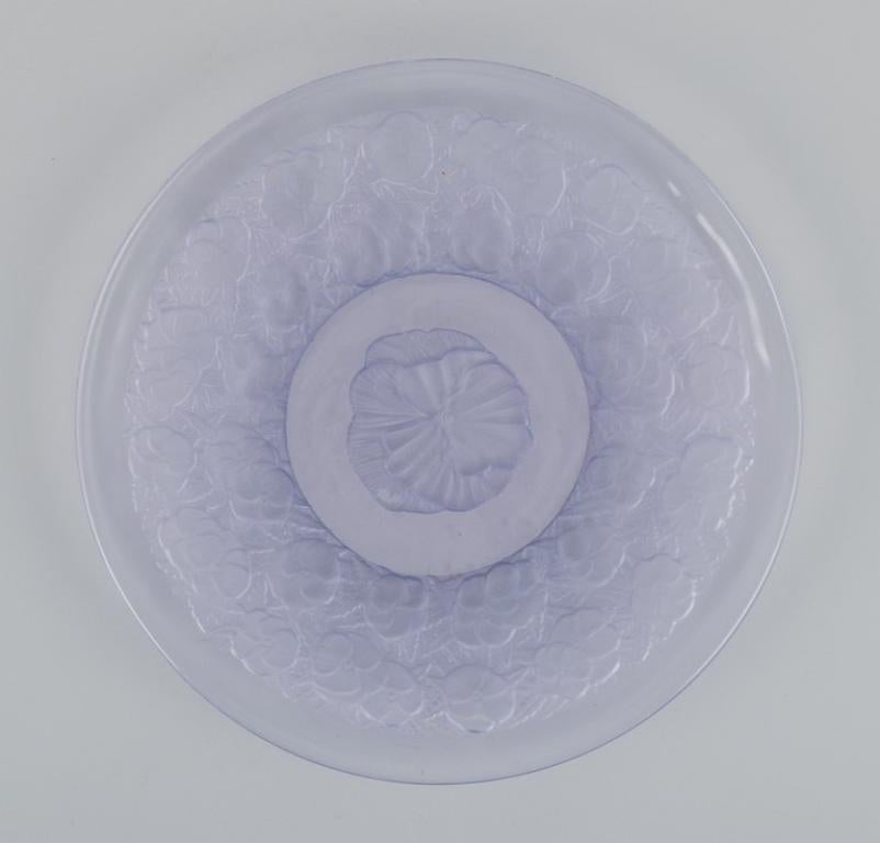 Francese Stile Lalique. Set di dieci piatti con motivi floreali in vetro viola in vendita