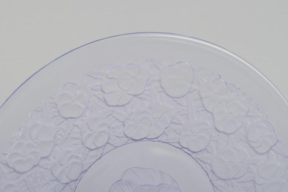 Dipinto a mano Stile Lalique. Set di dieci piatti con motivi floreali in vetro viola in vendita