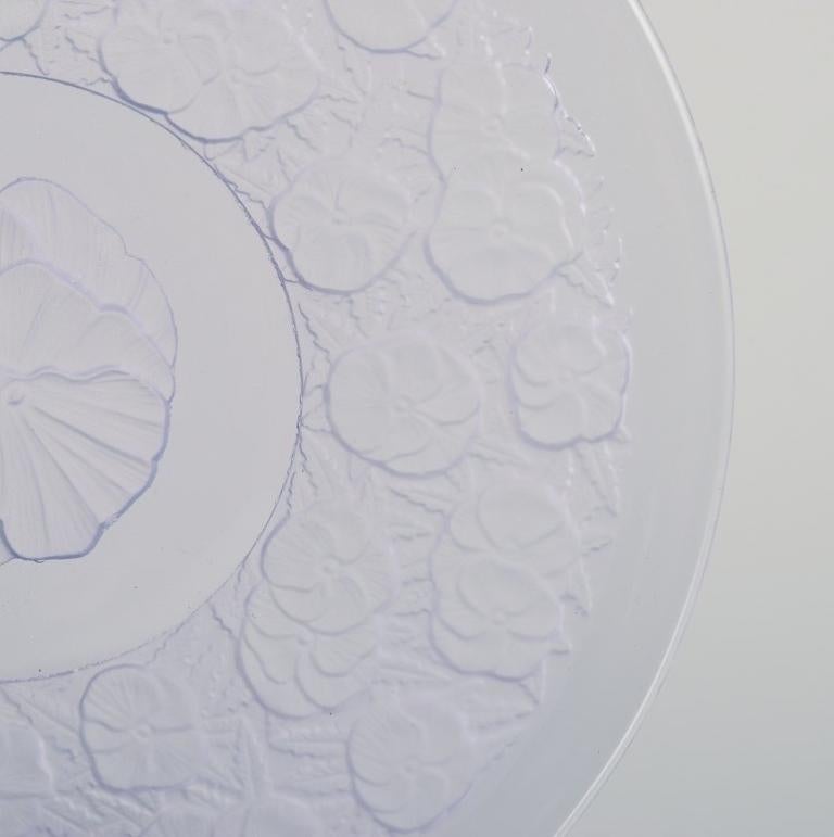 Metà XX secolo Stile Lalique. Set di dieci piatti con motivi floreali in vetro viola in vendita