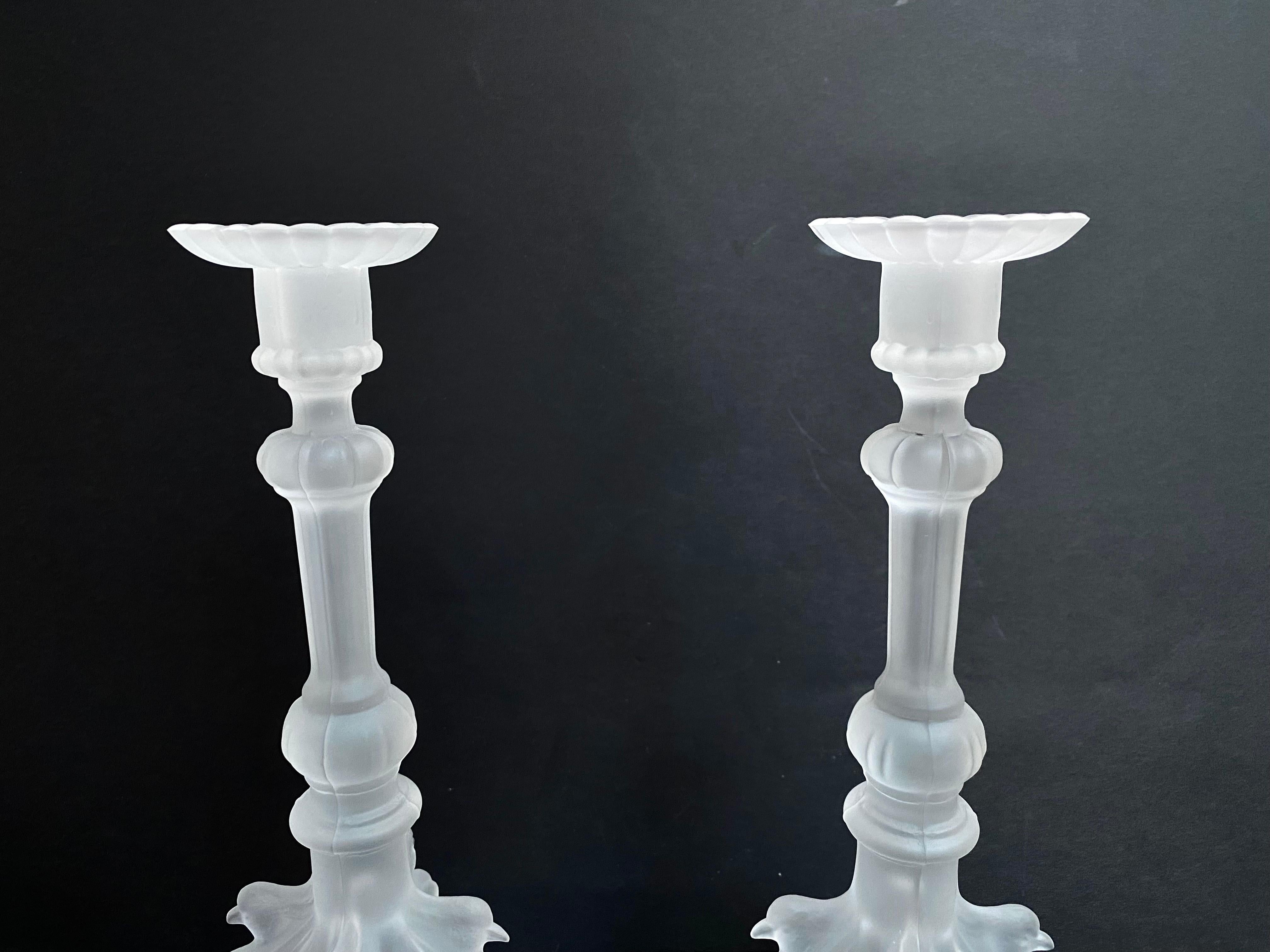 Lalique Style Vintage Candlesticks in Frosted Glass, Set 2, France, 1960s In Excellent Condition For Sale In Bastogne, BE