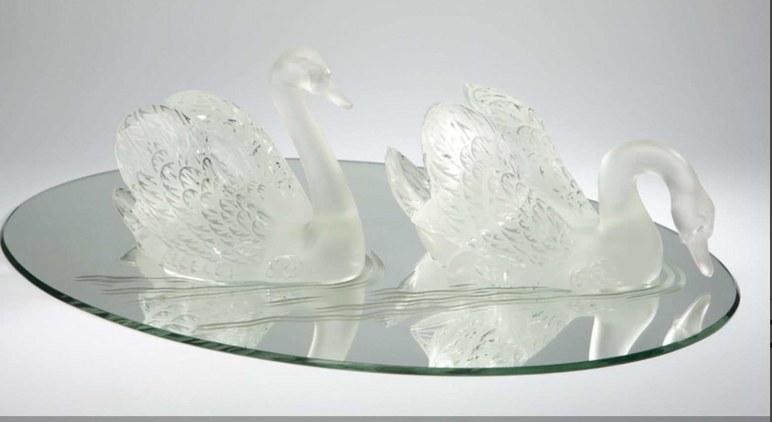 Les sculptures du cygne tête en haut et tête en bas sont désormais disponibles en version lustrée et estampillée or. Symbole de l'amour éternel, elles incarnent la grâce et la beauté.
Cristal clair
Dimensions : H 9.45