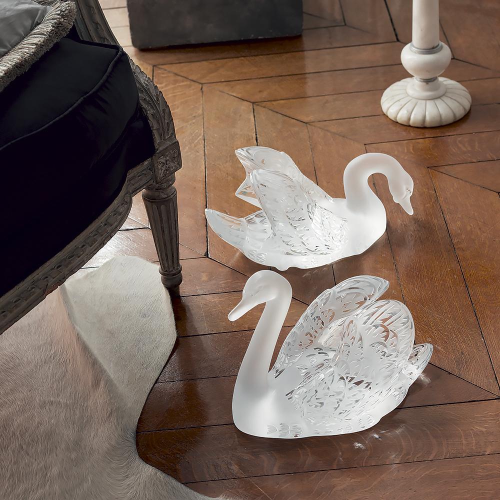 Les sculptures du cygne Tête en haut et Tête en bas sont désormais disponibles en version lustrée et estampillée or. Symbole de l'amour éternel, elles incarnent la grâce et la beauté. Fabriqué à la main en France. Disponible dans d'autres versions