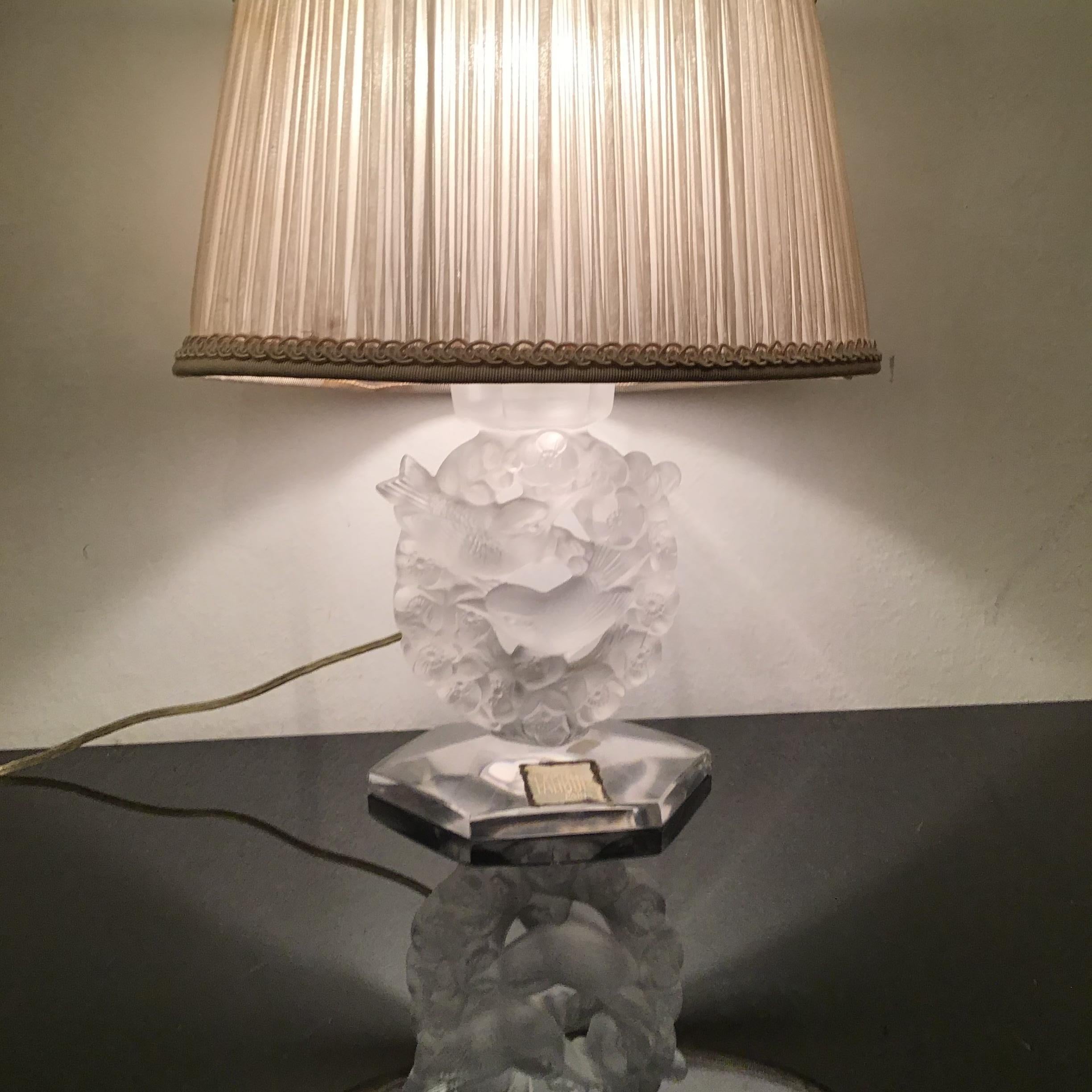 Lalique Table Lamp Glass Silk Lampshade, 1930, France In Excellent Condition For Sale In Milano, IT