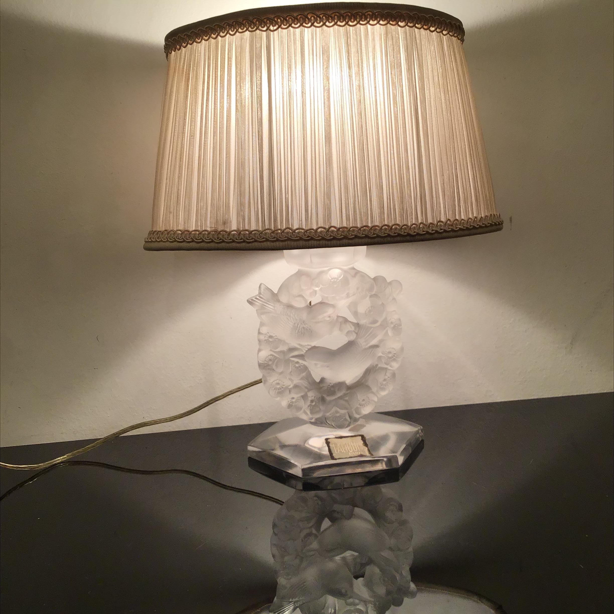 Milieu du XXe siècle Lampe de bureau Lalique en verre et abat-jour en soie, 1930, France en vente