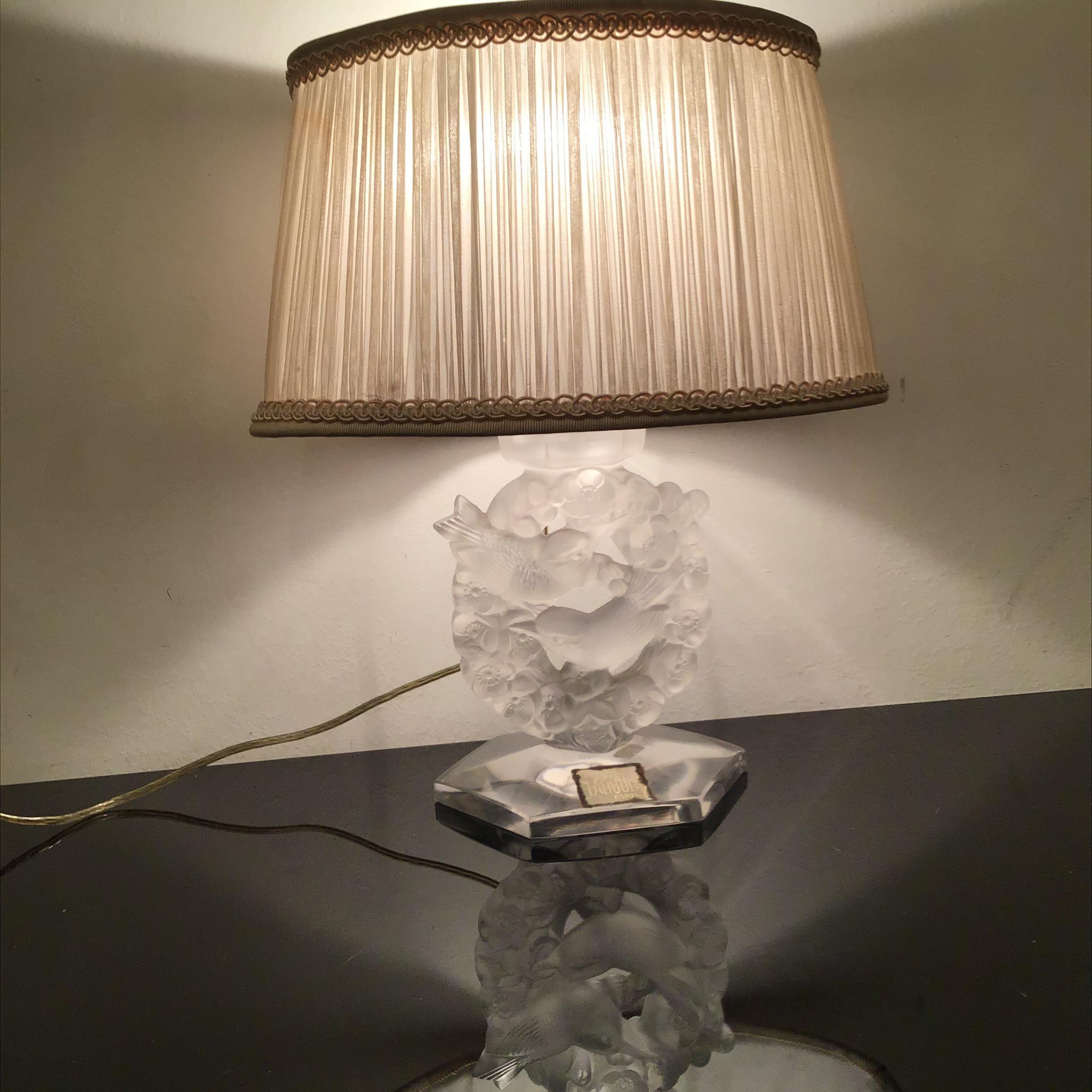 Verre Lampe de bureau Lalique en verre et abat-jour en soie, 1930, France en vente